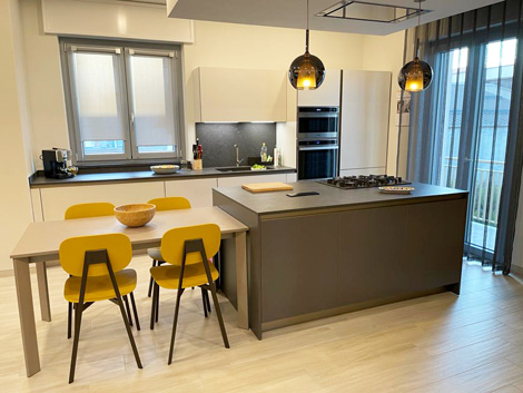 Cucina di design dai toni caldi ed avvolgenti - foto